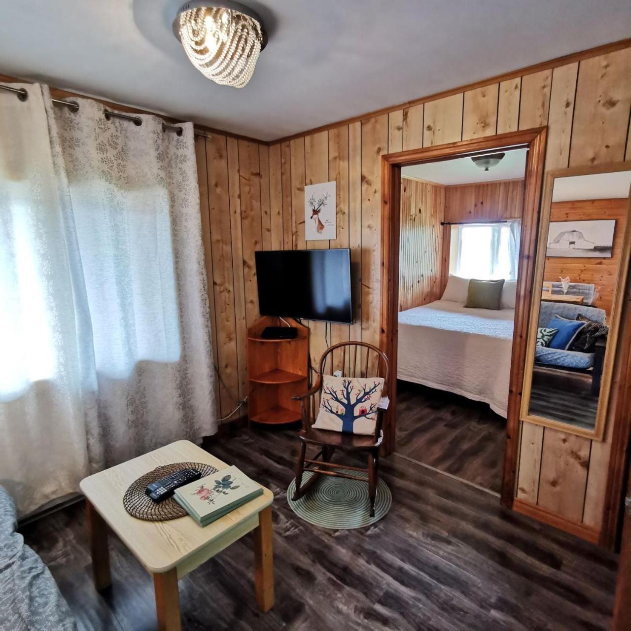 Knotty Pine Cottages, Suites & Motel Rooms Ingonish Oda fotoğraf